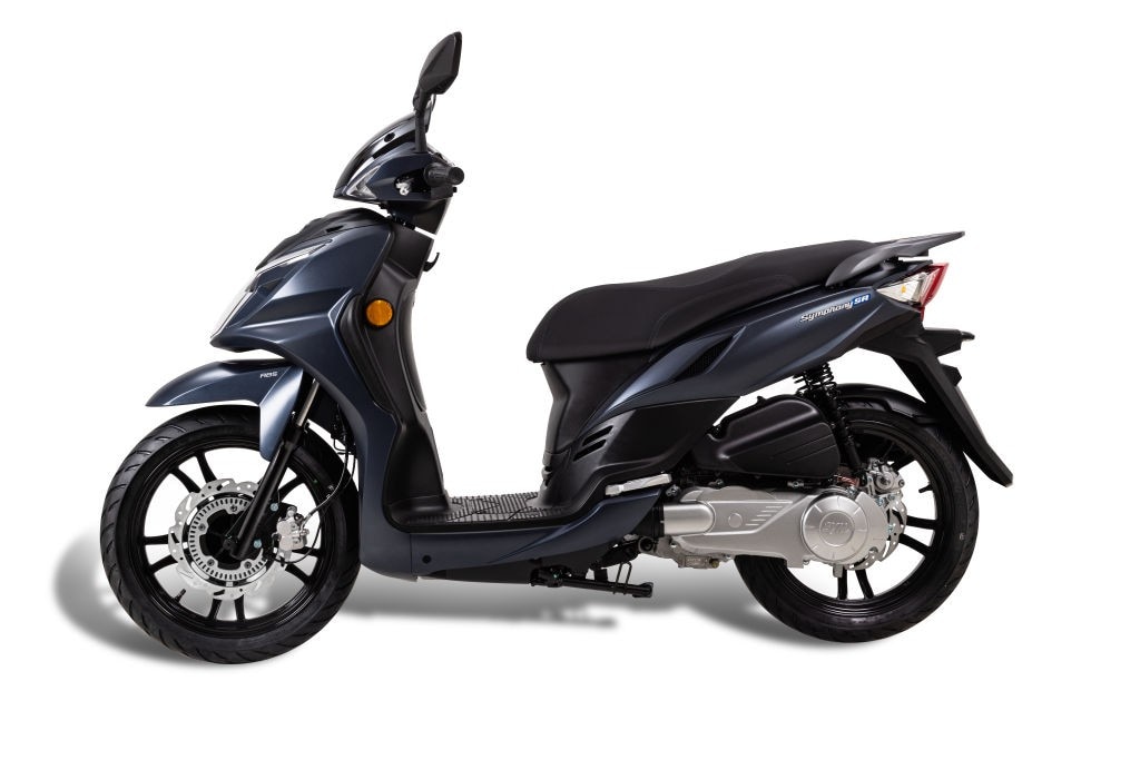 <div class='descrGalleryTitle'>SYM Symphony SR</div><div class='descrGalleryText'><p>Con il <b>restyling </b>di <b>Symphony SR</b>, SYM inaugura un nuovo linguaggio di design che fonde energia, stile e libertà, esprimendo lo spirito sportivo di una nuova generazione di scooter urbani.<br>
Il <b>nuovo Symphony SR </b>presenta linee più decise e moderne che trasmettono dinamismo e freschezza. Le prese d'aria a nido d'ape e i profili scolpiti del frontale raccontano un'estetica evoluta e giovanile, mentre i nuovi gruppi ottici a LED ne esaltano la personalità contemporanea e sportiva.<br>
Dotato di fari, luci di posizione e fanale posteriore completamente a LED, garantisce visibilità superiore e identità luminosa distintiva.<br>
Le <b>ruote da 16 pollici </b>insieme ai doppi ammortizzatori posteriori regolabili assicurano guida stabile e confortevole, mentre i sistemi di frenata ABS/CBS offrono massima sicurezza.<br>
Ogni dettaglio è pensato per la città: l'ampio vano sottosella da 18 litri, la pedana piatta, il vano anteriore e il gancio portacasco offrono praticità in ogni spostamento.<br>
Il nuovo cruscotto LCD unisce chiarezza e modernità per un'esperienza più intuitiva. A completare l'equipaggiamento, la ricarica rapida QC 2.0 per alimentare dispositivi elettronici durante gli spostamenti.</p>
</div>